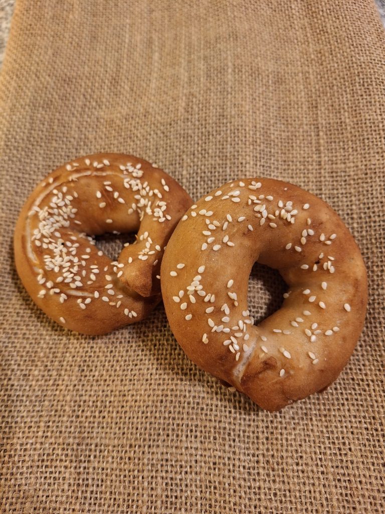 Laugenkringel mit Sesam