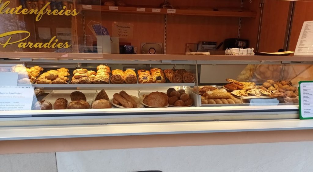 Verkaufstheke mit glutenfreien Broten, Broetchen und Gebaeck
